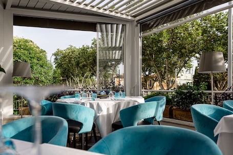 Middag serveras. Hotel Villa Zaccardi