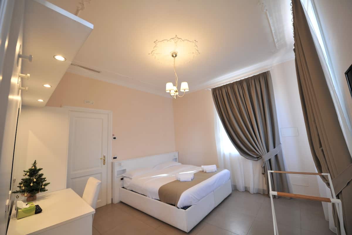 Standard Room | 1 bedroom, minibar, in-room safe, desk