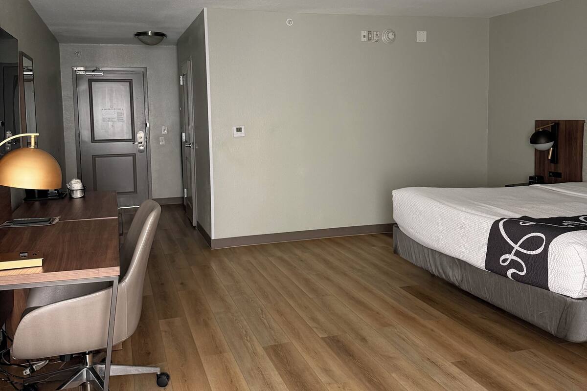 Room, 1 King Bed, Accessible, Non Smoking (Roll-In Shower) | Premium bedding, pillow-top beds, desk, laptop workspace