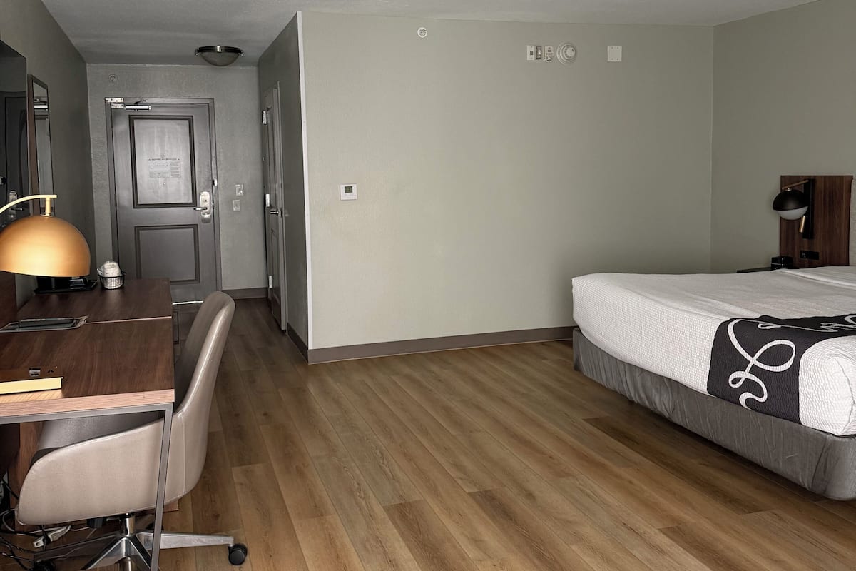 Chambre, 1 très grand lit, accessible aux personnes à mobilité réduite, non-fumeur (Roll-In Shower) | Literie de qualité, lit avec matelas à plateau-coussin, bureau