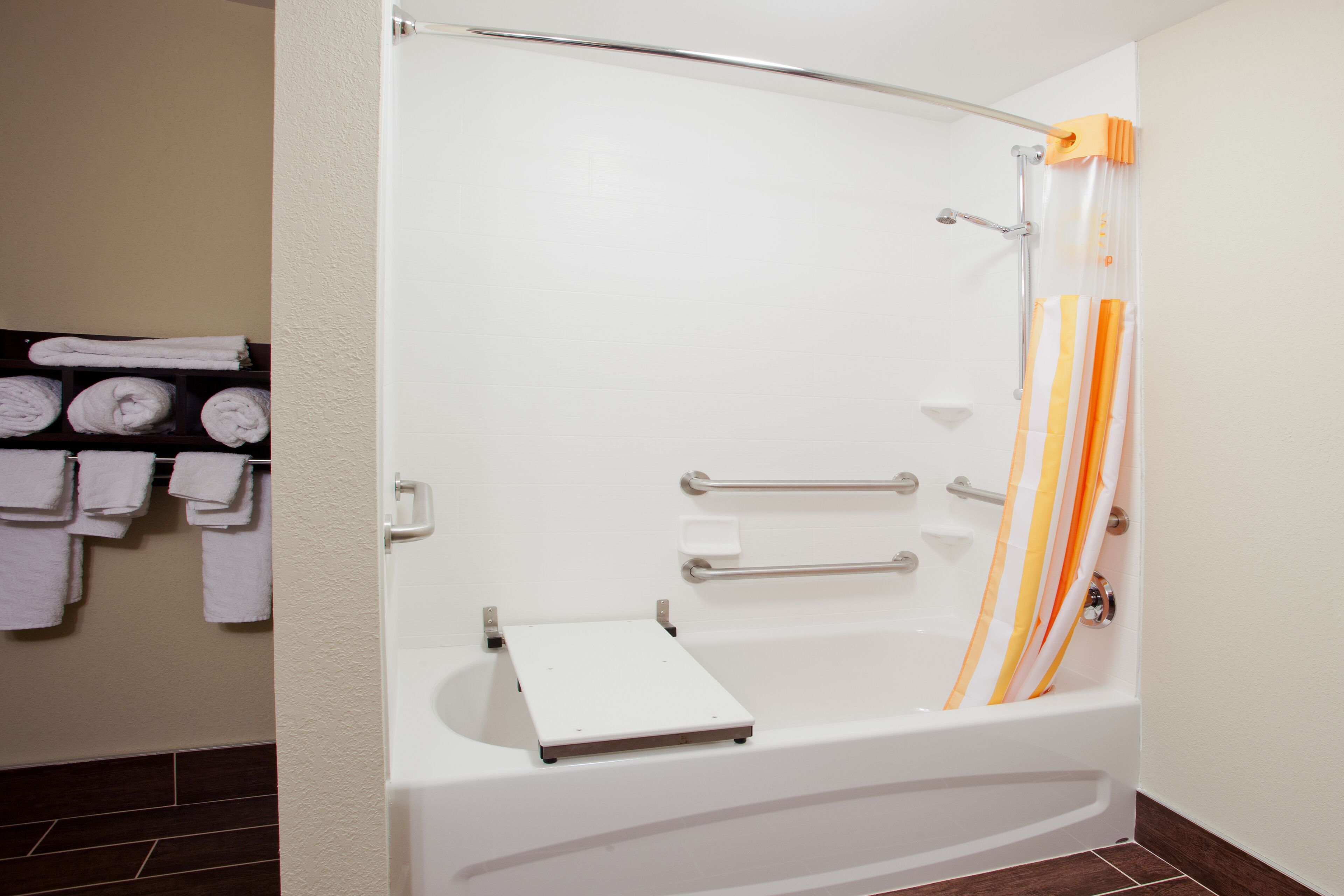 combined shower/bathtub, free toiletries, hair dryer, towels