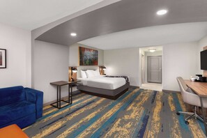 Premium bedding, pillow-top beds, desk, laptop workspace - La Quinta Inn & Suites by Wyndham Knoxville Papermill (Knoxville)