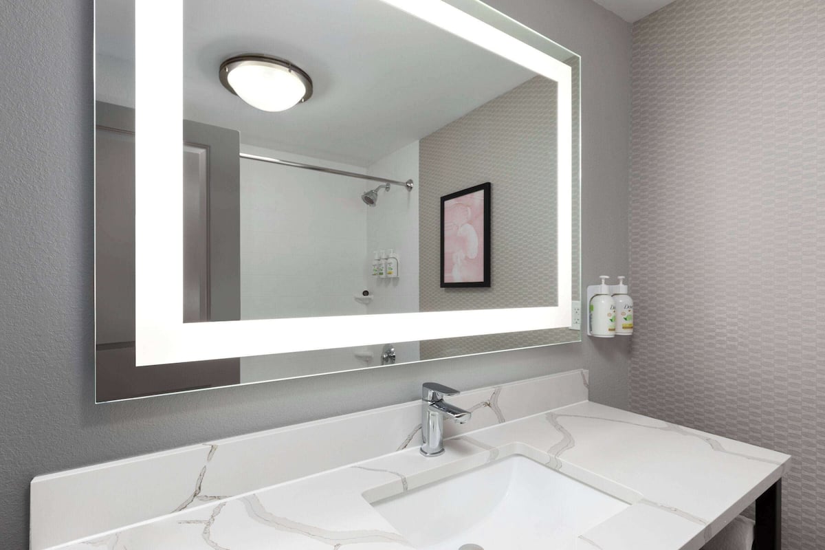 Room, 2 Queen Beds, Non Smoking | Bathroom