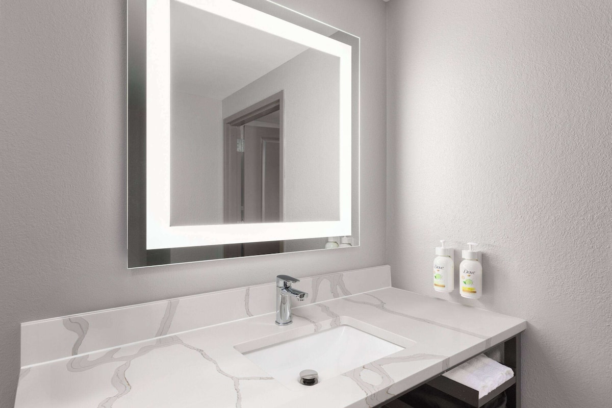 Ensemble baignoire-douche, articles de toilette (gratuits)