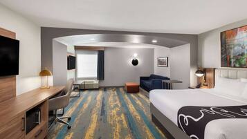 高档床上用品、加厚床垫、办公桌、笔记本电脑工作区