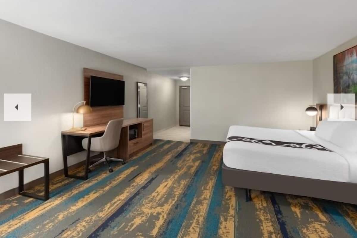 Room, 1 King Bed, Non Smoking | Premium bedding, pillow-top beds, desk, laptop workspace