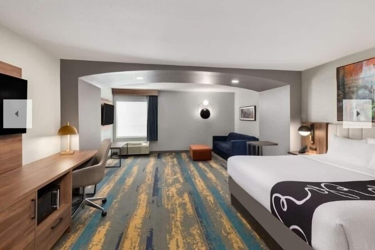 Deluxe Room, 1 King Bed, Non Smoking | Premium bedding, pillow-top beds, desk, laptop workspace