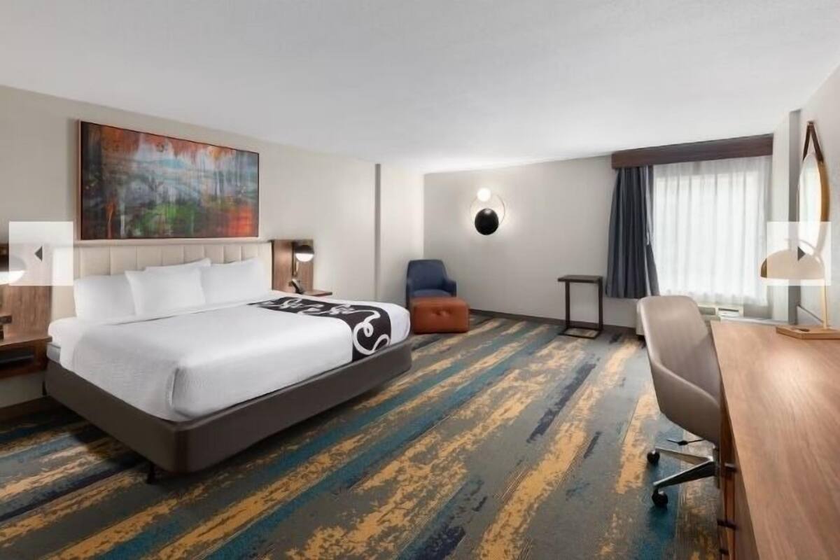 Room, 1 King Bed, Accessible, (Mobility/Hearing, Bath w/Grab Bars, Visual Emerg Alarms, NSMK) | Premium bedding, pillow-top beds, desk, laptop workspace