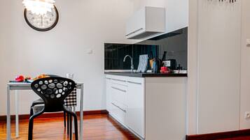 Estudio, balcón | Cocina privada | Frigorífico, placa de cocina, utensilios de cocina y congelador