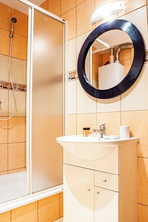 Appartement | Salle de bain | Articles de toilette (gratuits), séchoir à cheveux, serviettes fournies
