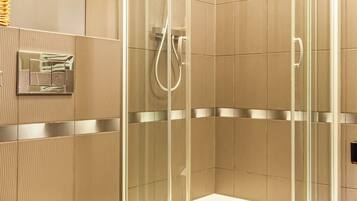 Appartement | Badkamer | Gratis toiletartikelen, een haardroger, handdoeken, zeep