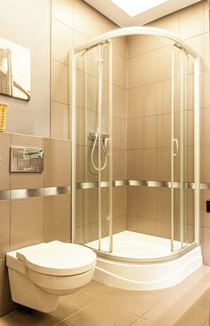 Apartment | Bathroom | Free toiletries, hair dryer, towels, soap - Home & Travel Apartments (Lodz)