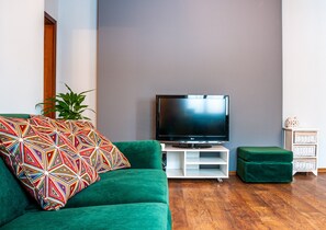 Apartament clàssic, 2 dormitoris | Sala d'estar | Televisor LCD