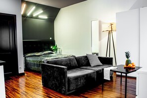 Estudio, balcón | Caja de seguridad en la habitación y decoración personalizada 