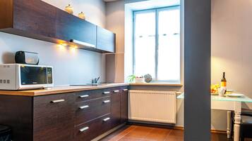 Refrigerador, placa de cocina, utensilios de cocina, freezer