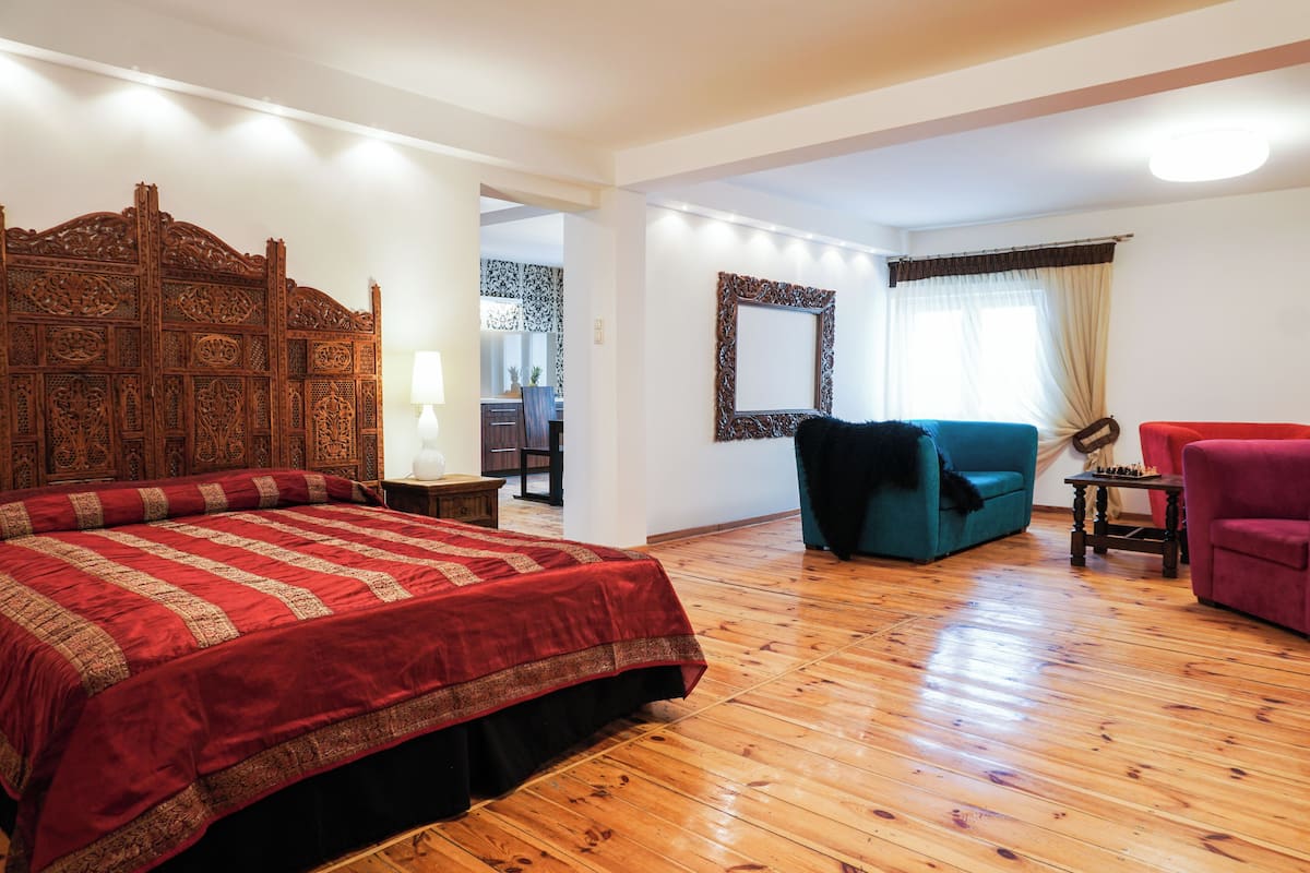 Estudi superior | Caixa forta a l'habitació, decoració individual i mobiliari individual