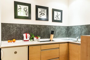 Apartament | Cuina privada | Frigorífic, placa de cuina i utensilis de cuina, vaixella i coberteria