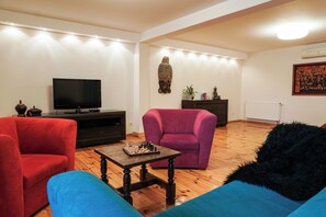 Estudi superior | Caixa forta a l'habitació, decoració individual i mobiliari individual