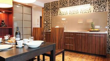 Refrigerador, placa de cocina, utensilios de cocina, freezer