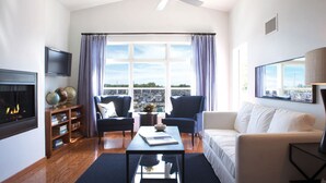 Living room - Marina Grand Resort (New Buffalo)