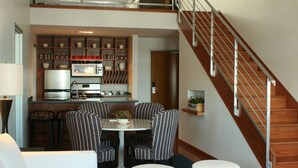 In-room dining - Marina Grand Resort (New Buffalo)