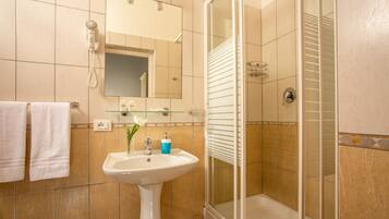 Double Room Single Use | Bathroom | Shower, free toiletries, hair dryer, bidet