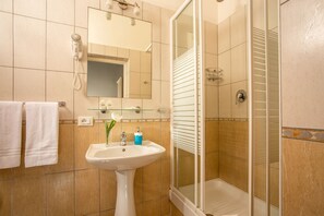 Doppia uso singolo | Bagno | Doccia, set di cortesia gratuito, asciugacapelli, bidet