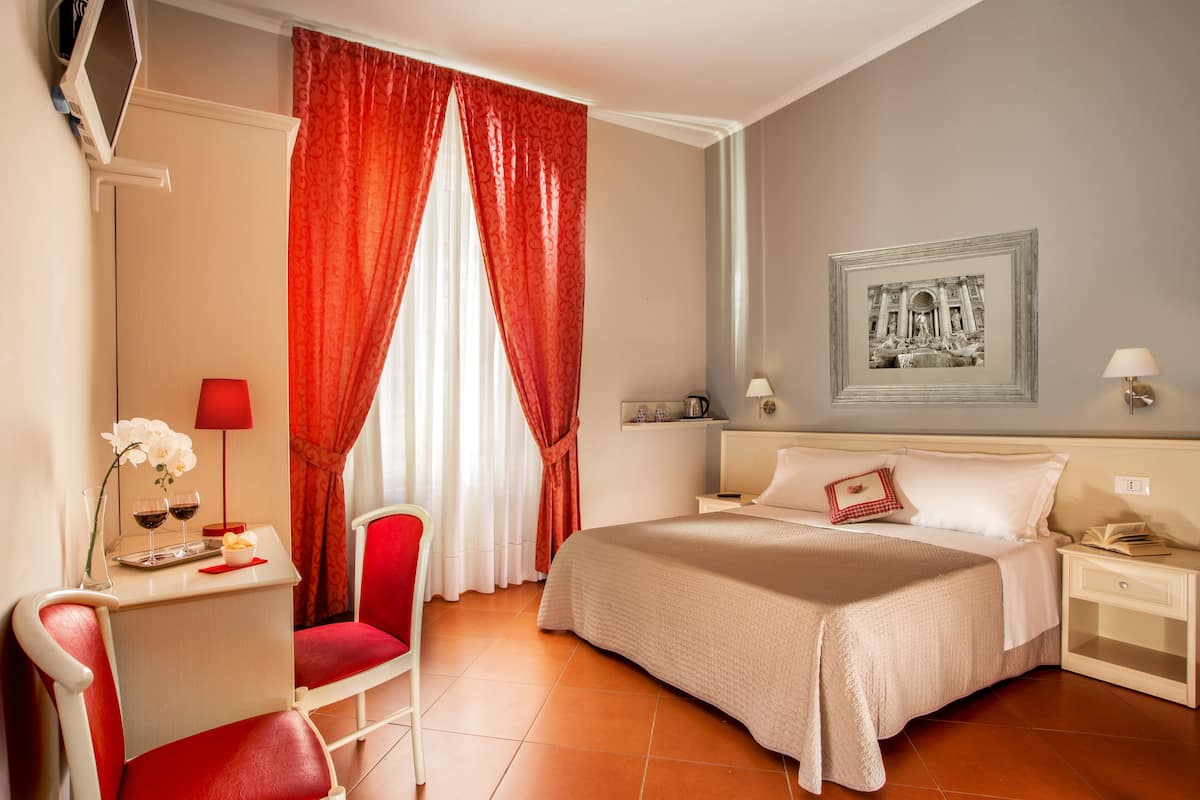 Minibar, caixa forta a l'habitació i escriptori