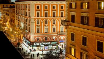 Majoituspaikan julkisivu illalla/yöllä