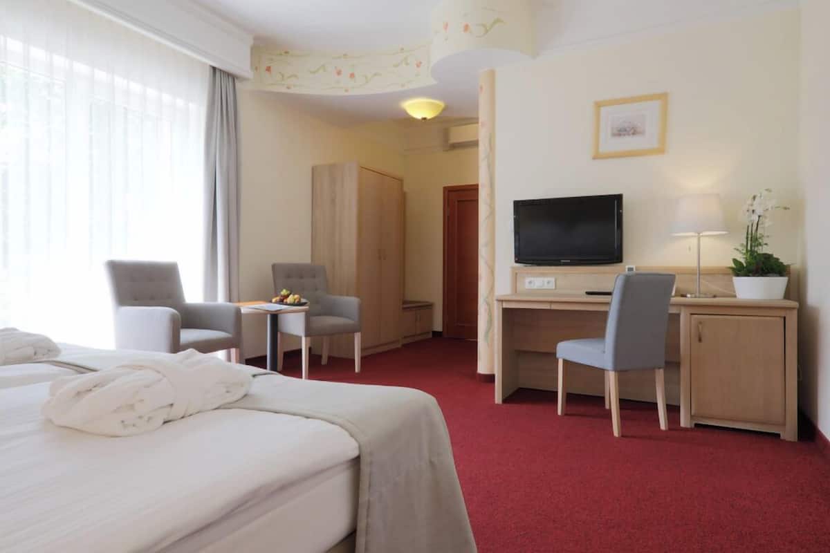 Minibar, coffres-forts dans les chambres, bureau, chambres insonorisées
