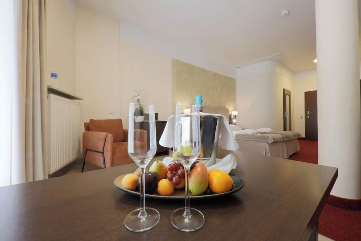 Minibar, coffres-forts dans les chambres, bureau, chambres insonorisées
