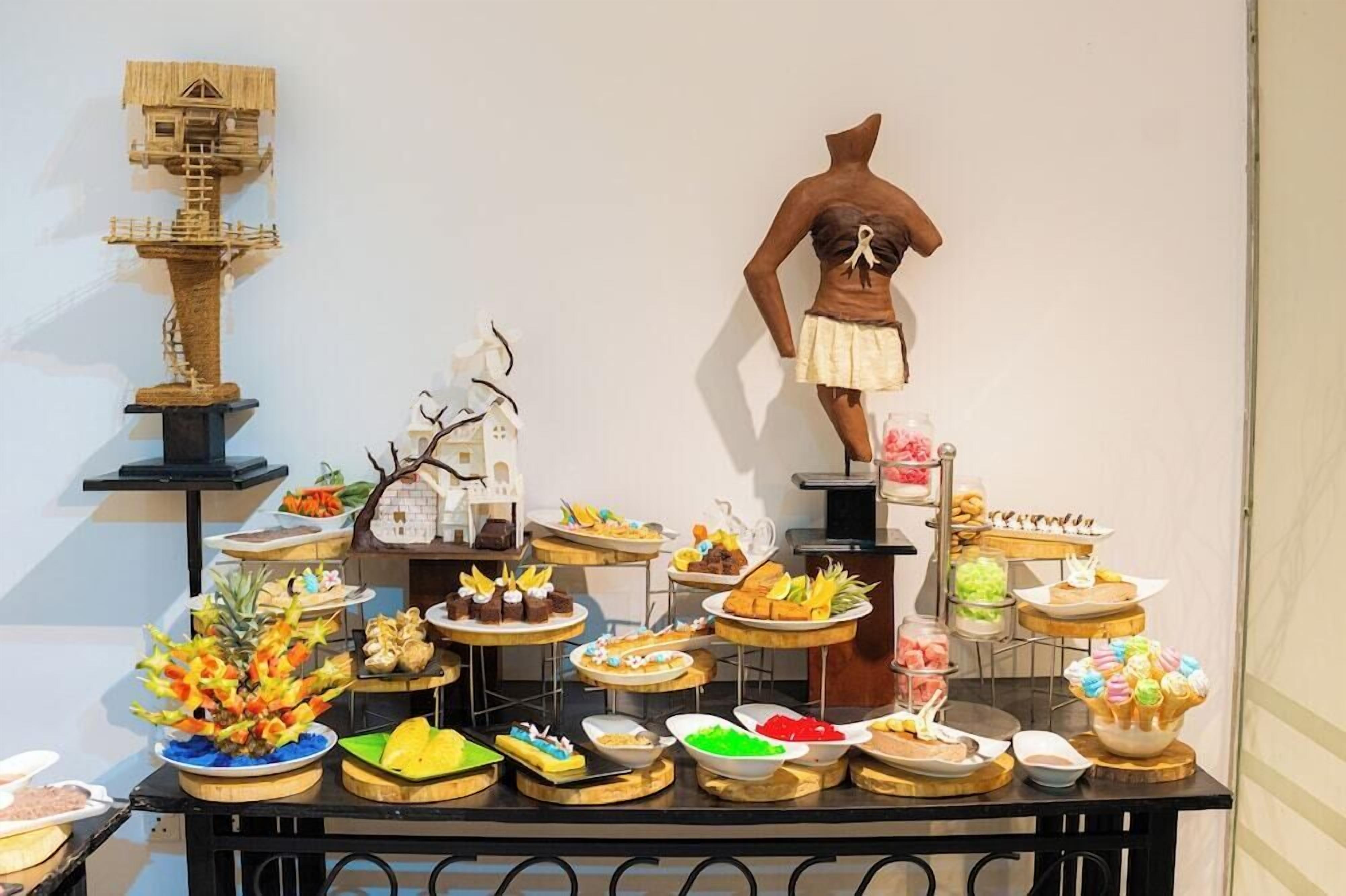 Breakfast, lunch, dinner served; international cuisine 