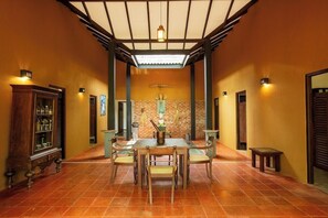 S'hi serveixen esmorzars, dinars, sopars i plats de cuina internacional 