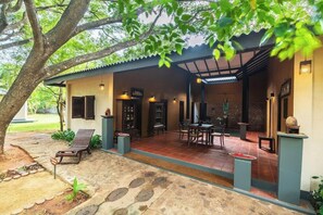 Breakfast, lunch, dinner served; international cuisine  - Kassapa Lions Rock (Diganpathaha)