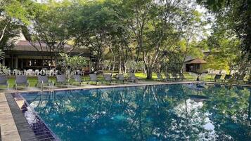 Außenpool, Liegestühle