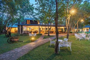 供应早餐、午餐和晚餐，国际美食