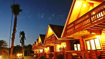 Super Premier Villa | Voorkant accommodatie - avond/nacht
