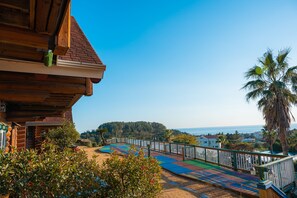 Wow Suite Villa | Een bureau, verduisterende gordijnen, een strijkplank/strijkijzer