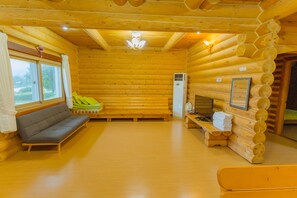 Wow Suite Villa | Oppholdsområde | Flatskjerm-TV