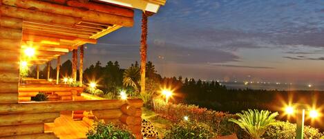 Majoituspaikan julkisivu illalla/yöllä