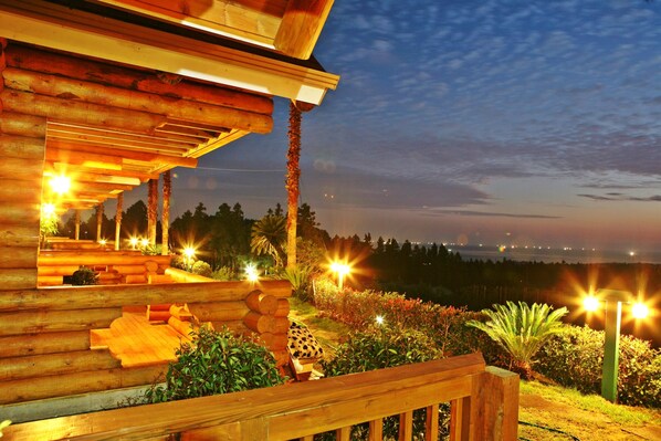 Fachada de la propiedad por la tarde o noche