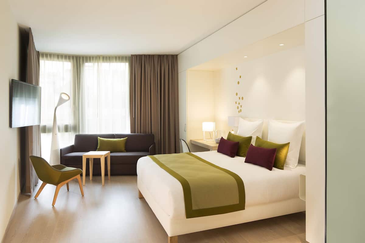 Kamar Keluarga | Seprai premium, brankas, meja kerja, dan tirai kedap cahaya