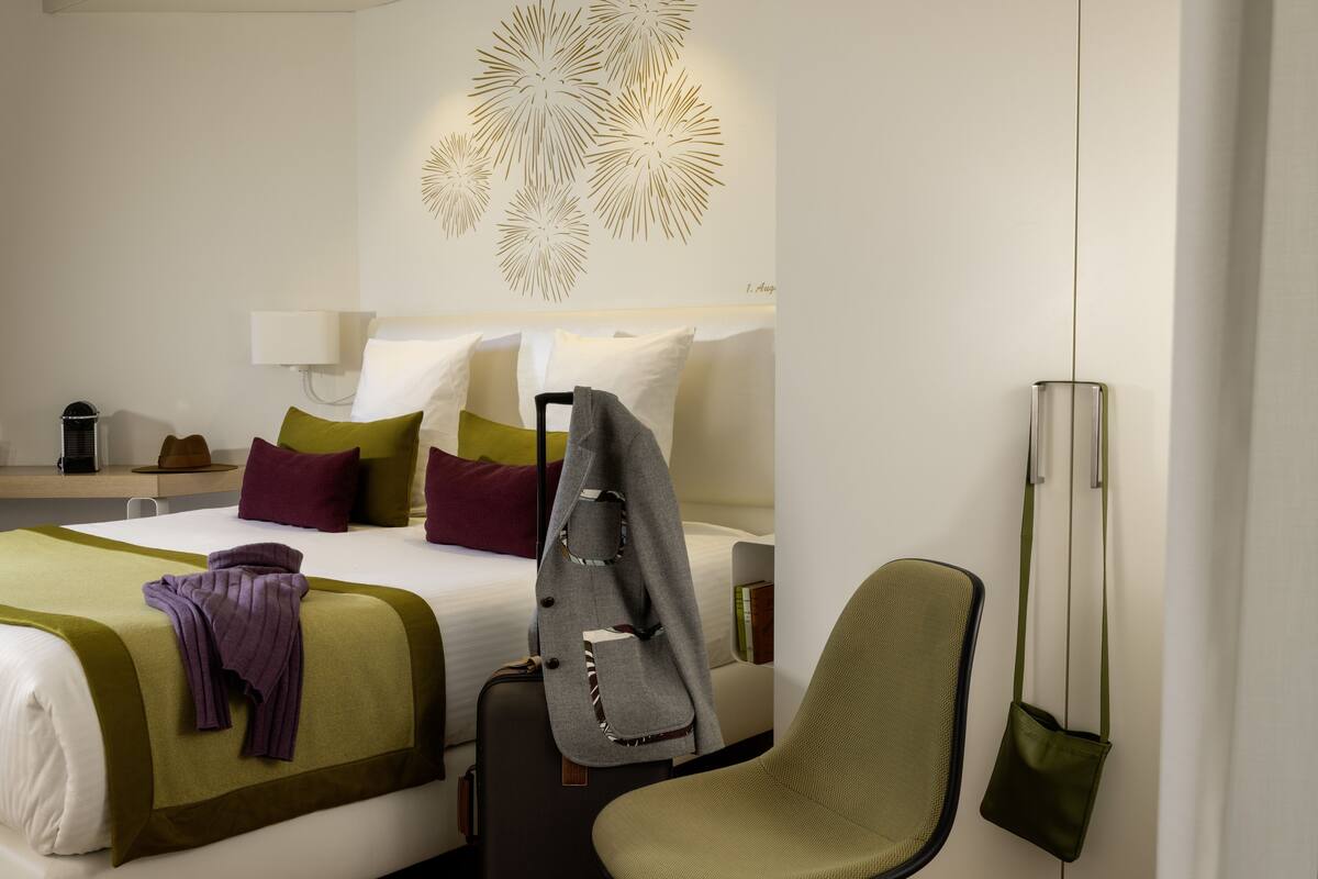 Kamar Deluks | Seprai premium, brankas, meja kerja, dan tirai kedap cahaya