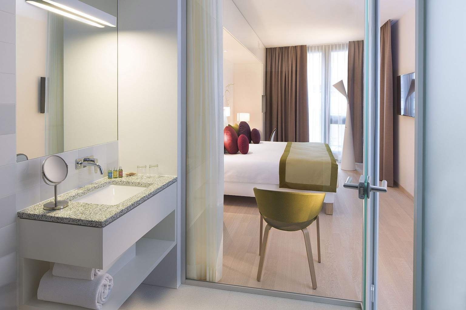 Quarto executivo | Roupas de cama premium, cofres nos quartos, escrivaninha