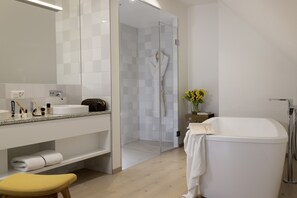 Douche, douche à « effet pluie », articles de toilette gratuits