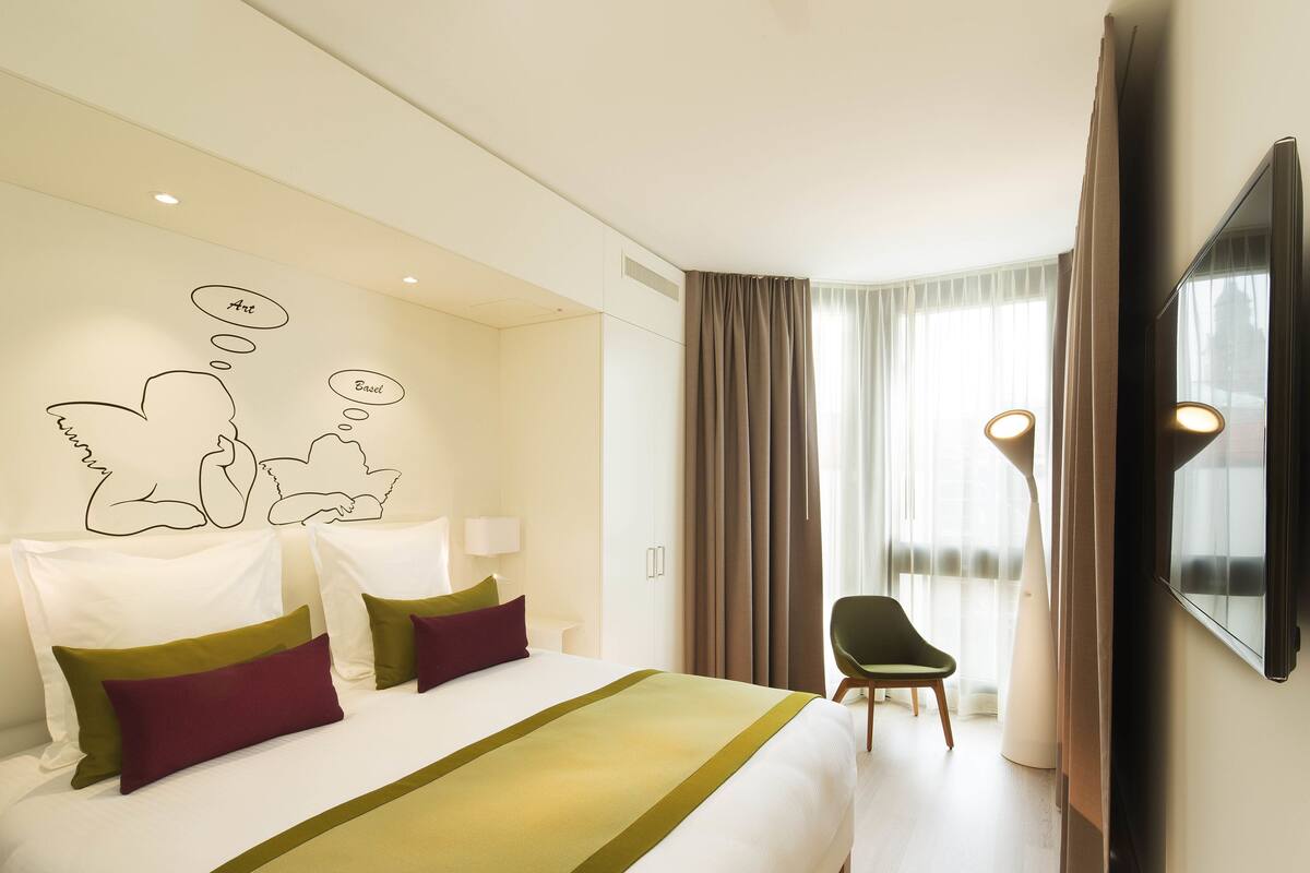 Suite (The Passage) | Seprai premium, brankas, meja kerja, dan tirai kedap cahaya