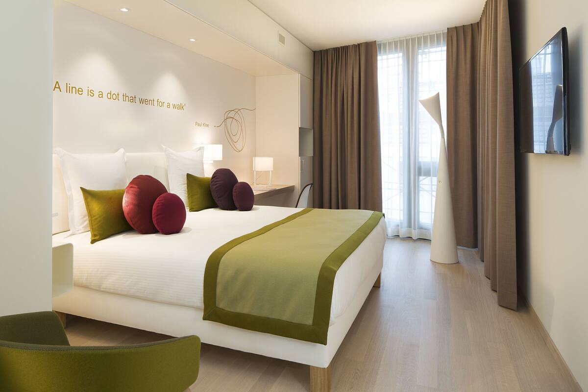 Kamar Eksekutif | Seprai premium, brankas, meja kerja, dan tirai kedap cahaya
