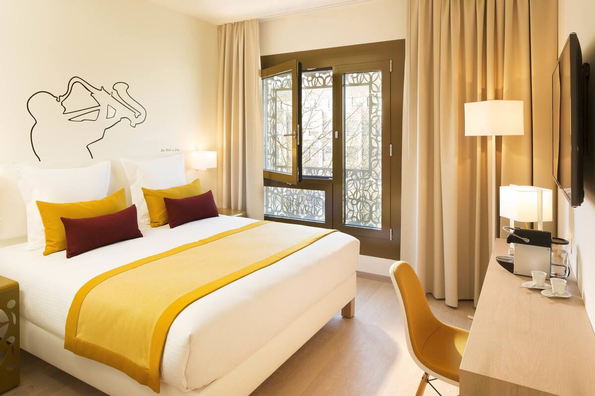 Kamar Klasik (Luxe) | Seprai premium, brankas, meja kerja, dan tirai kedap cahaya