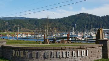 Un panneau indiquant « Port de Caribald », avec un port de plaisance et des bateaux en arrière-plan.
