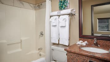 Une salle de bain équipée d’une douche, de toilettes, d’un lavabo et d’un porte-serviettes avec des serviettes.